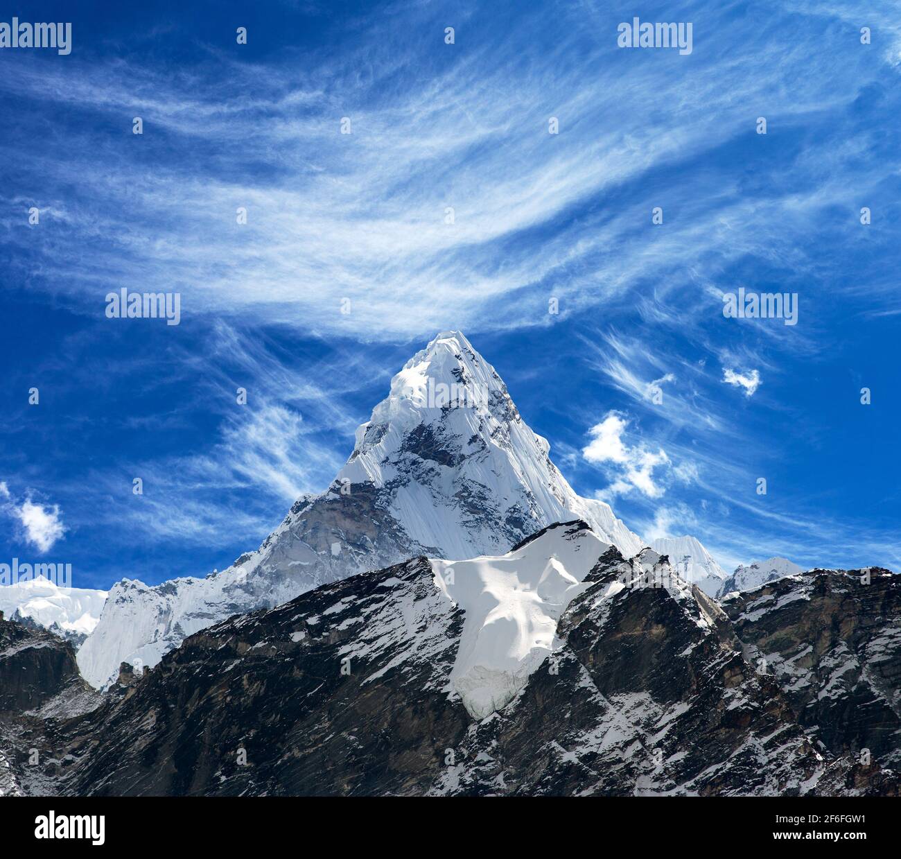 Vista di Ama Dablam sulla strada per Everest base Camp con bellissimo cielo nuvoloso, Sagarmatha parco nazionale, Khumbu valle, Nepal Foto Stock