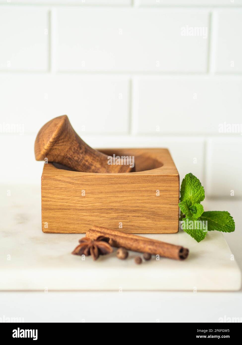 Erbe e spezie cucinando su tavola di marmo. Malta e pasta di legno e spezie ed erbe varie. Vista frontale. Spazio di copia Foto Stock