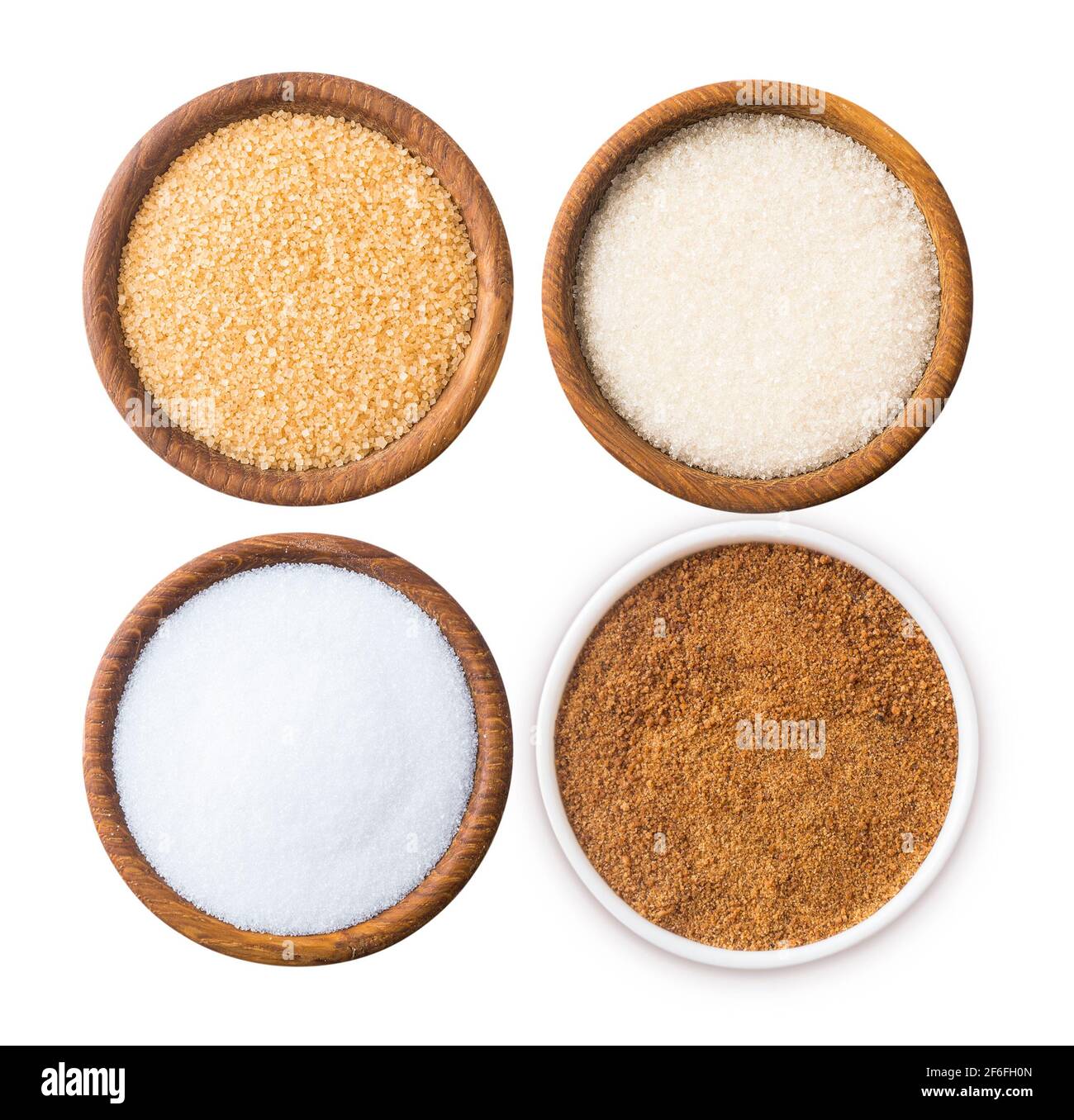 Un mucchio di zucchero di canna, zucchero di cocco, zucchero bianco ed eritritolo isolato sulla vista dall'alto bianca. Zucchero sostituto e zucchero naturale su sfondo bianco. Woo Foto Stock