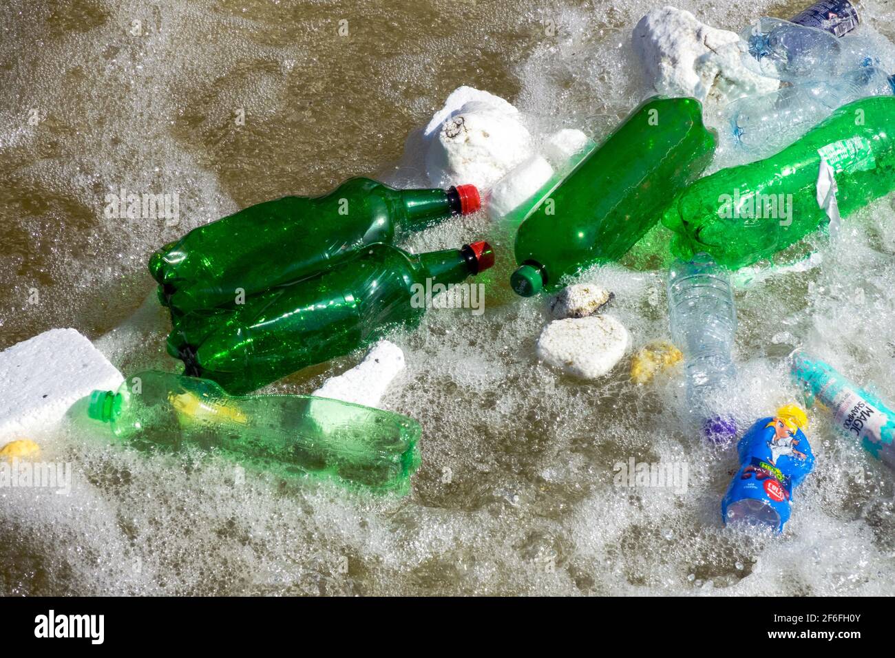 Inquinamento delle bottiglie di plastica immagini e fotografie stock ad  alta risoluzione - Alamy