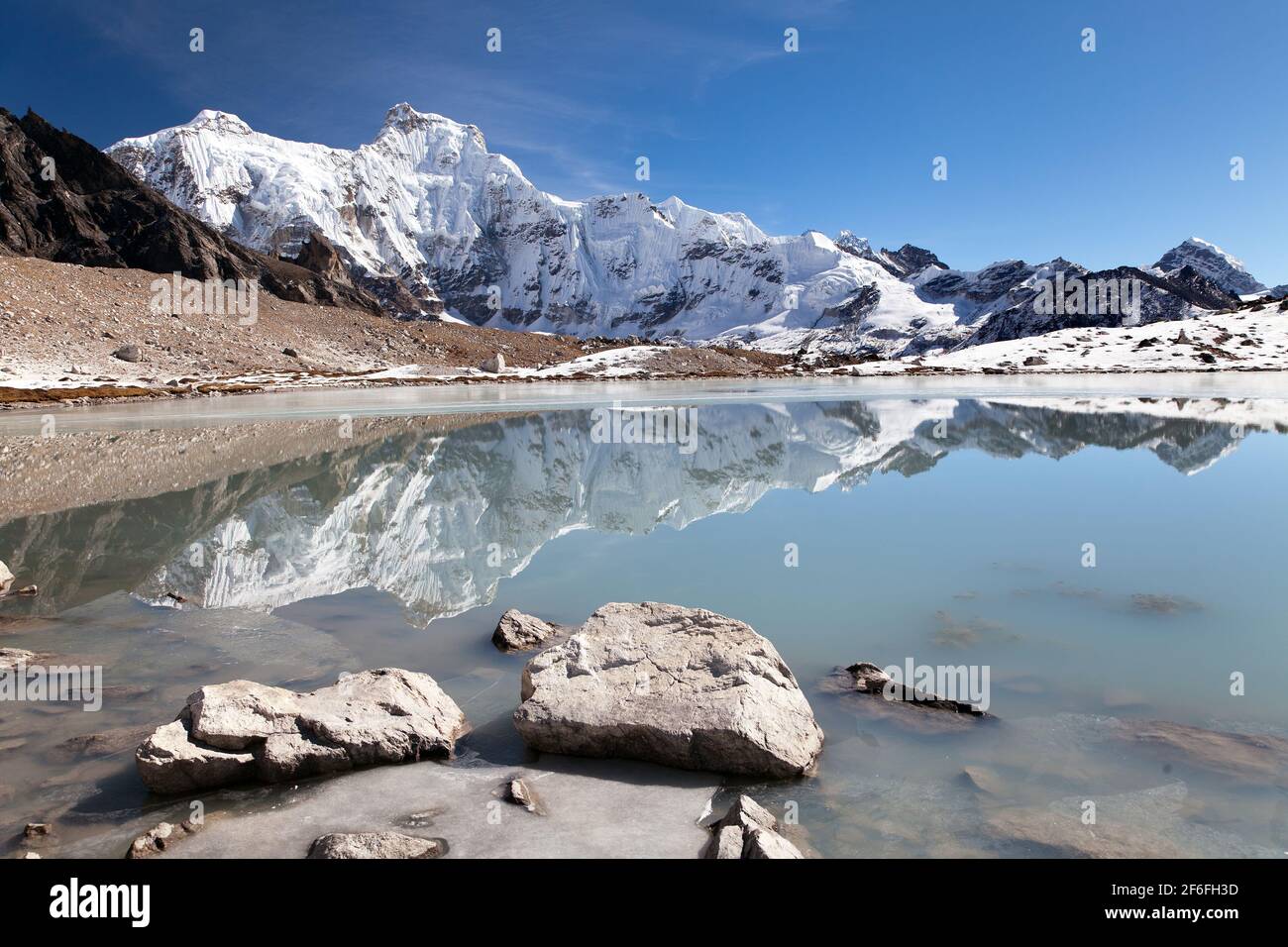 Vista panoramica dalla valle di gokyo vicino al monte Cho Oyu campo base Chakung picco o Monte Hungchhi (7029 m), Monte Everest zona, Khumbu valle, Nepal Foto Stock