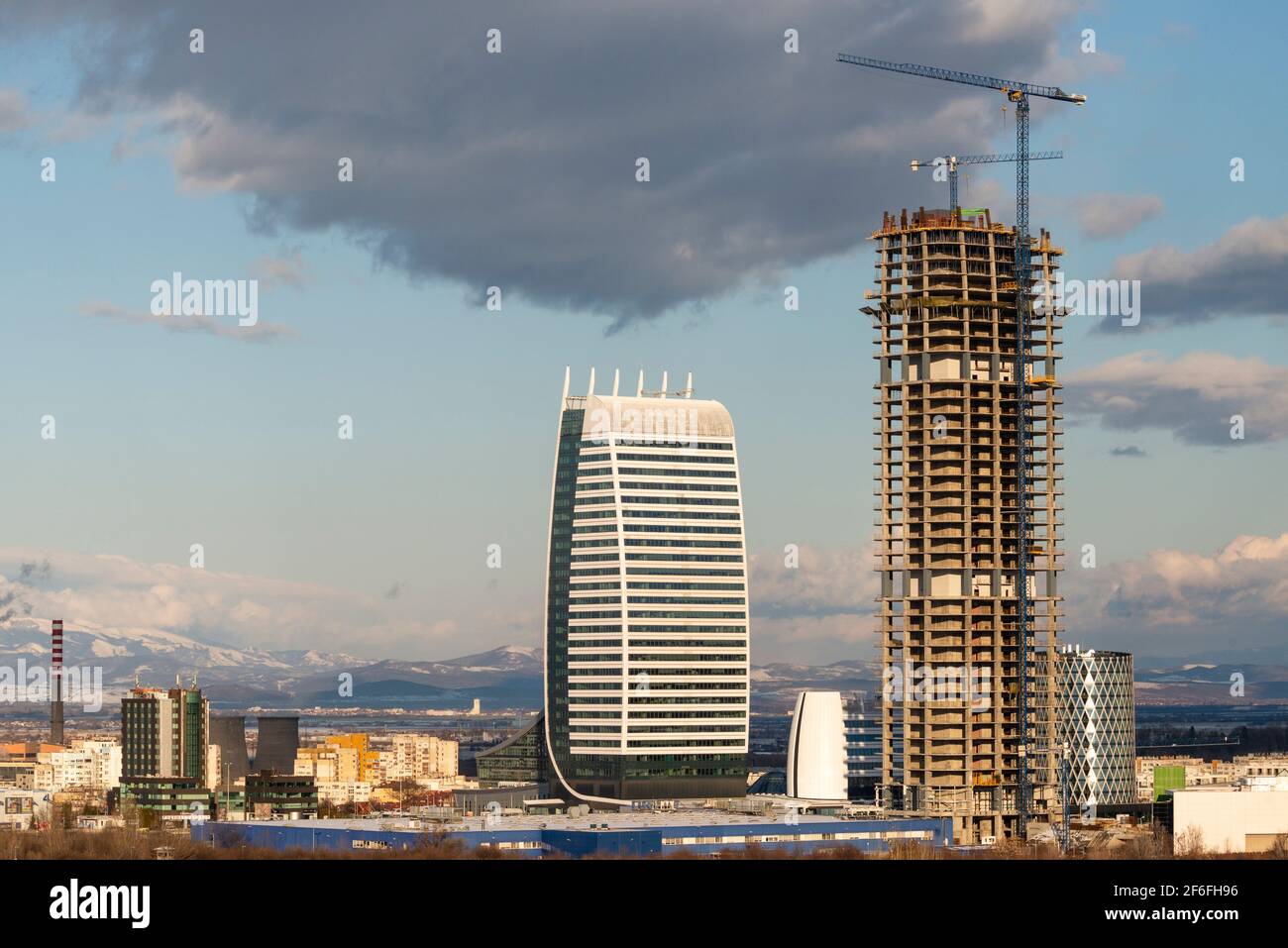 Sofia Bulgaria infrastrutture e lo Sky Fort ufficio edificio Sviluppo in cantiere e completato Capital Fort come marzo 2021 Foto Stock
