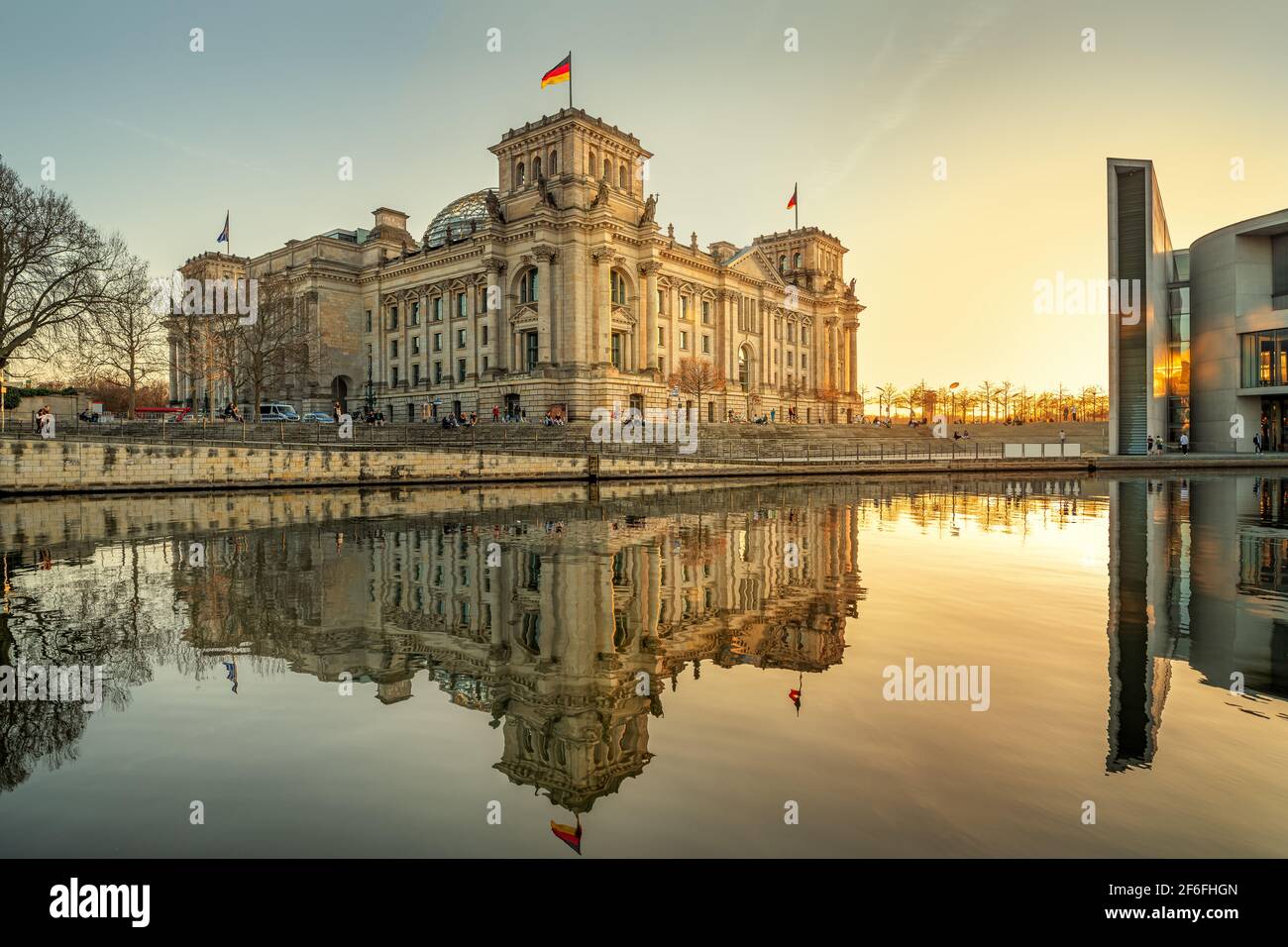 il famoso edificio del reichstag a berlino, al tramonto Foto Stock