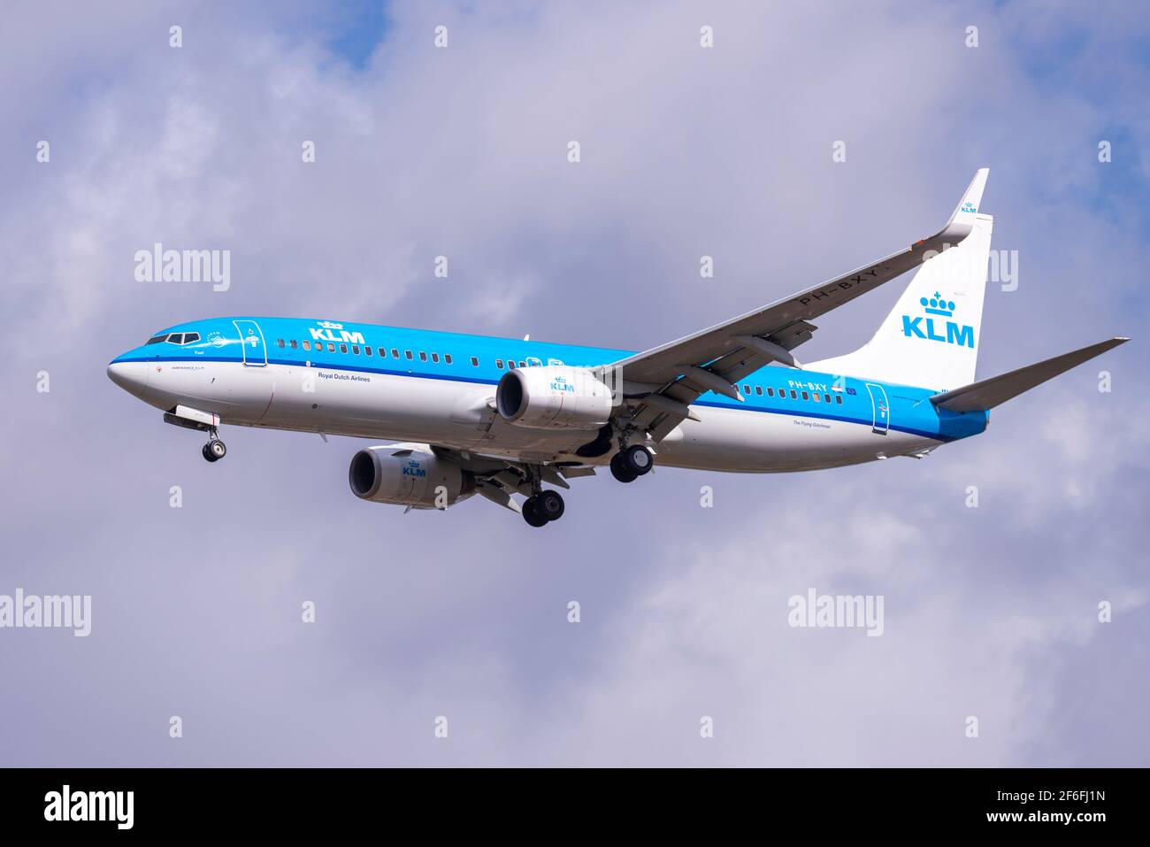 KLM Royal Dutch Airlines Boeing 737 aereo di linea aerea jet PH-BXY in finale per atterrare all'aeroporto Heathrow di Londra, nel Regno Unito, con il tempo soleggiato. Compagnia aerea olandese Foto Stock