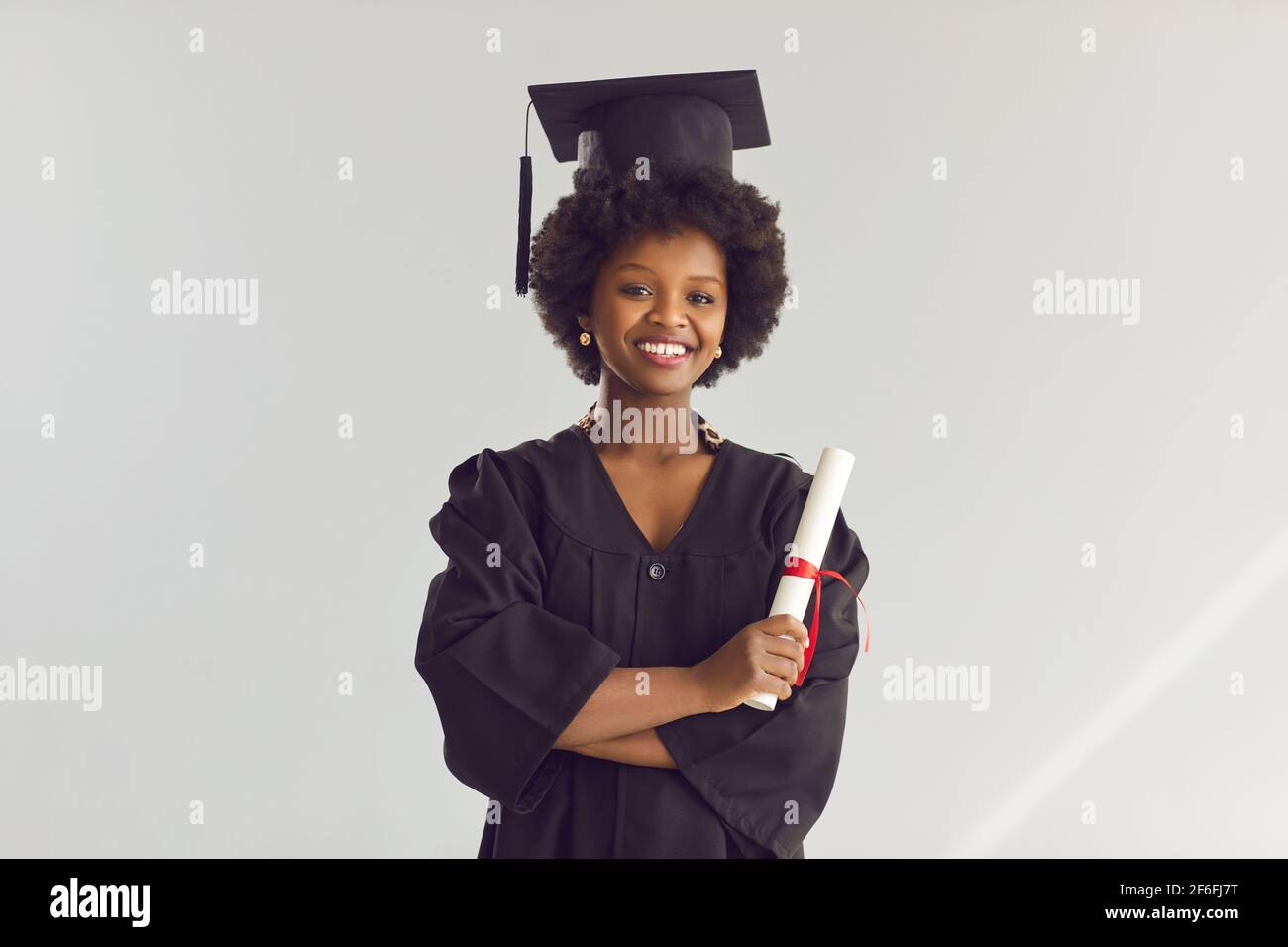 Alunno afroamericano della scuola superiore con ritratto del certificato di laurea Foto Stock
