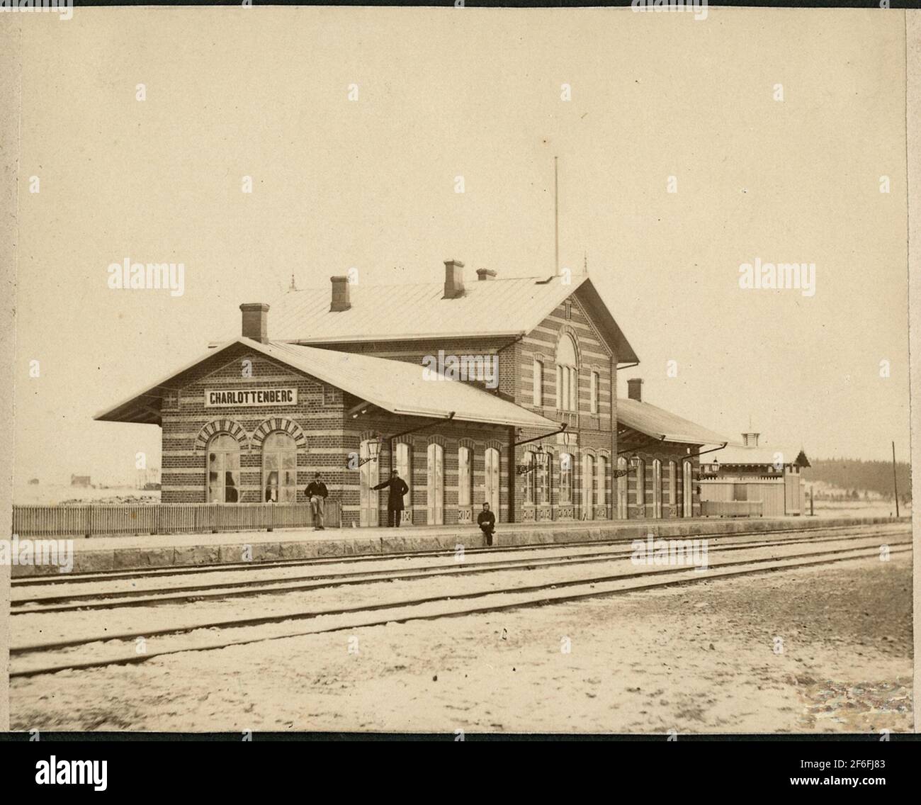 Vista a Charlottenberg. La stazione è stata inaugurata nel 1865. Azionamento elettrico verso est 1937, verso ovest verso la Norvegia 1951.stationshuset è stato modernizzato e dotato di conduzione di calore nel 1931. La locomotiva fu costruita nel 1879 e nel 1928 e nel 1937 fu in gestione termica. Una casa per una notte, 9a, è stata costruita nel 1883. Nell'edificio sono alloggiate anche le tariffe. Inoltre, la casa per una notte n°8 era dotata di conduzione di calore 1931.interblocco meccanico alternato. Aperto 4/11 1865. Fermata 1/10 1994, ma a sinistra come stazione di tecnologia del traffico. Foto Stock