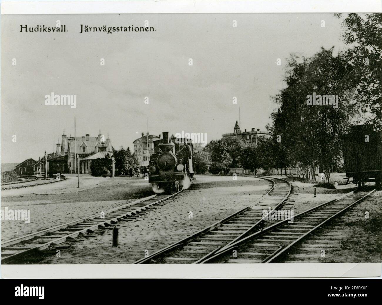 Stazione di Hudiksvall con il treno 'Bergsjökoa'. I tre binari a destra appartengono al Nord - Hälsingland Ferrovia, Nhj.Avåns Stationhouse in pietra, stuprata e intonacata stazione ristrutturata nel 1924. La rivista di merci Rivet 1995. Foto Stock