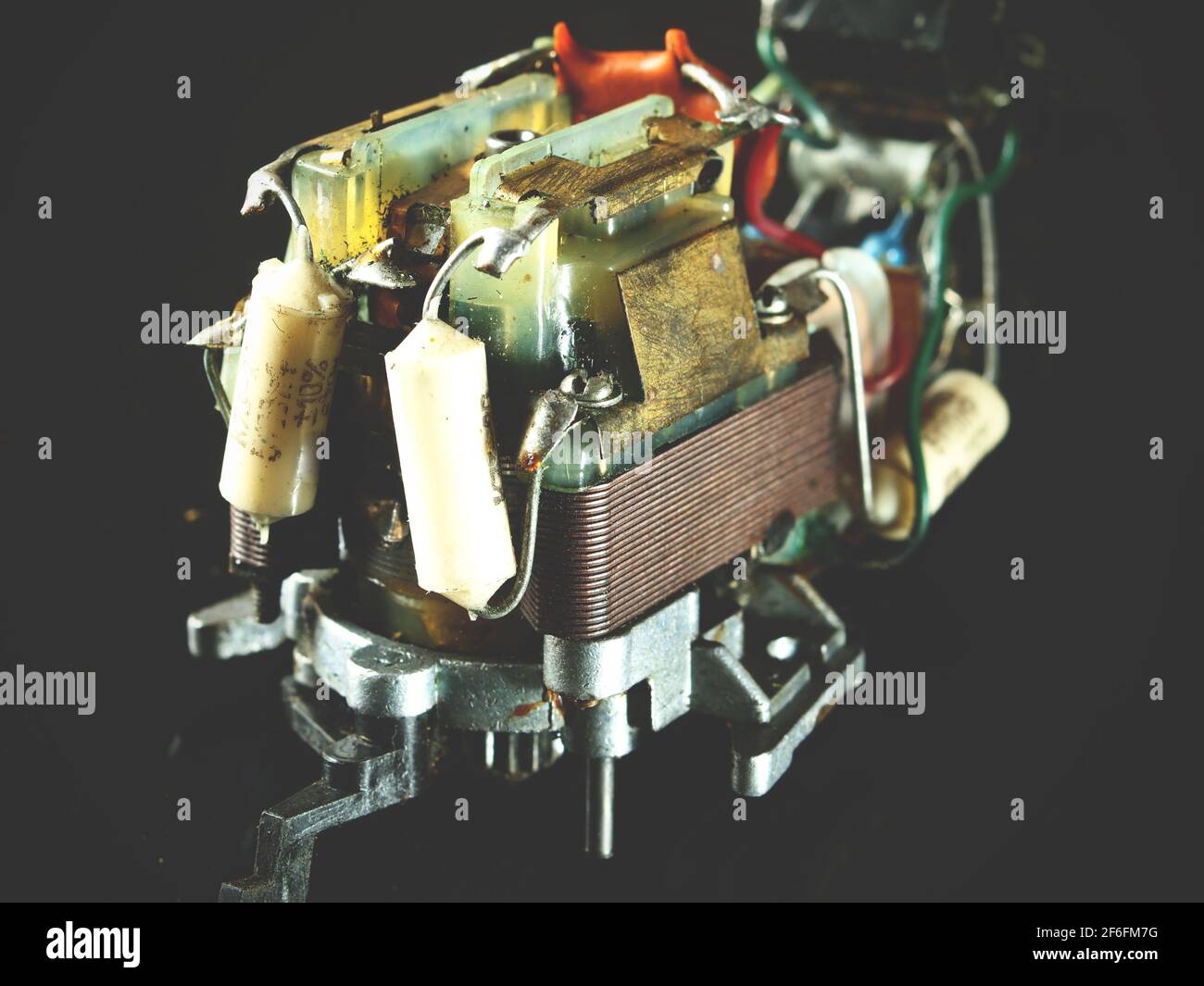 Trasformatore elettrico vintage con componenti elettronici. Foto Stock