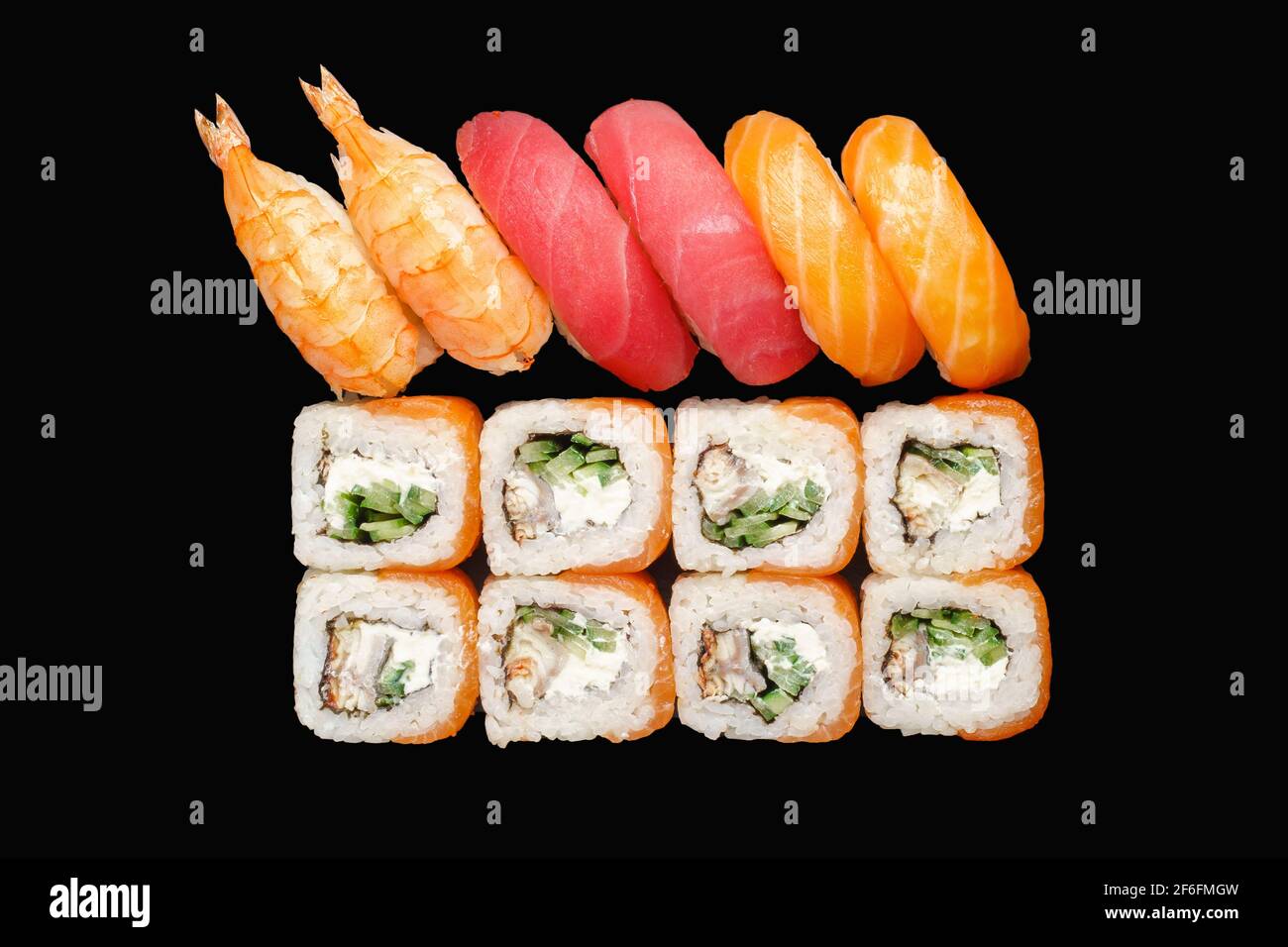 Set di sushi con salmone, anguilla, formaggio Philadelphia, caviale rosso, caviale tobiko, cetriolo, chuka. Nigiri di salmone, nigiri di tonno, nigiri di gamberetti. Isolato Foto Stock