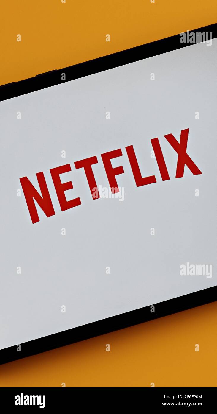 foto verticale di un tablet con il logo del provider di streaming netflix sullo schermo Foto Stock