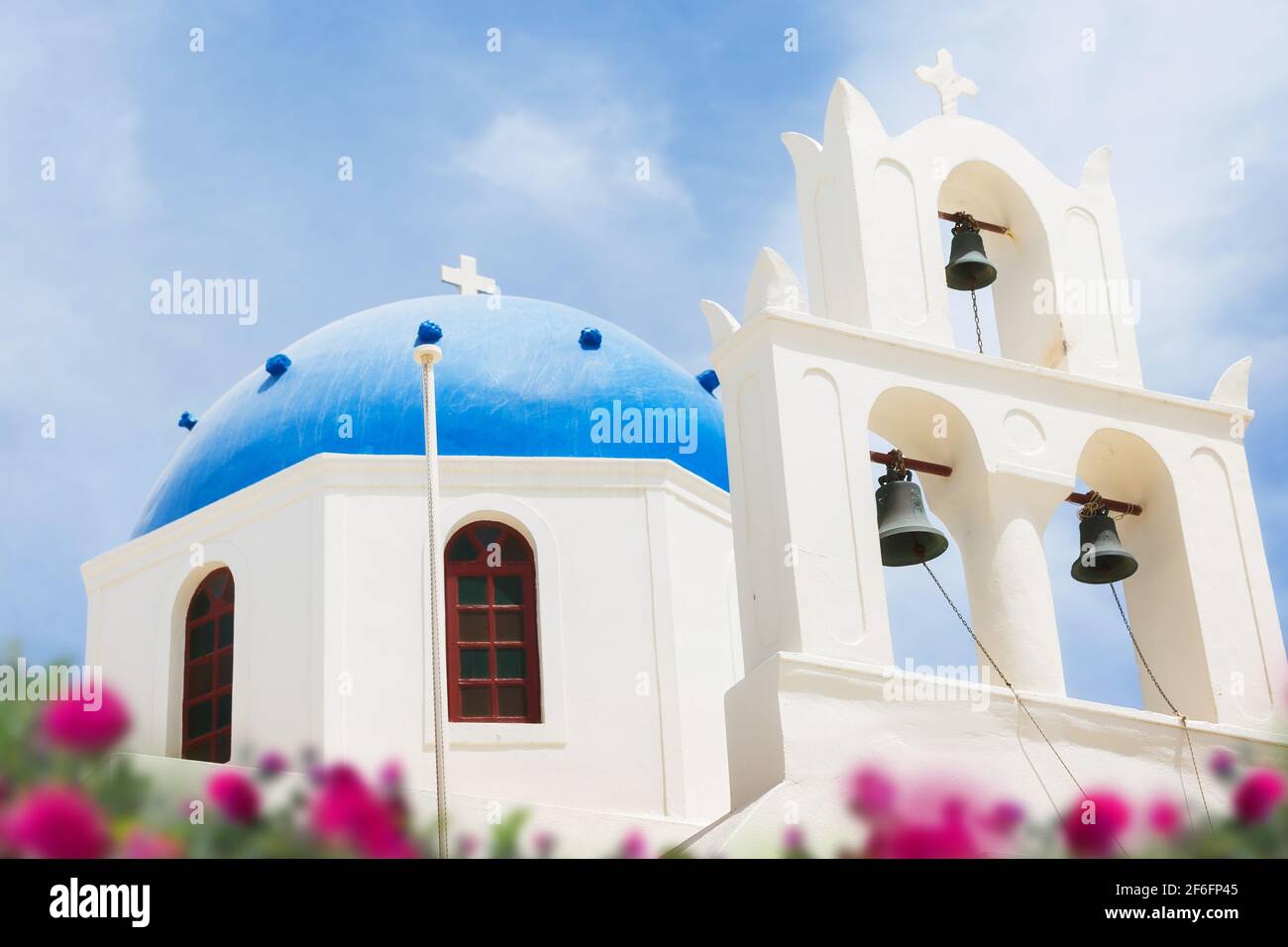 Chiesa ortodossa con cupola blu a Oia sull'isola di Santorini, Grecia Foto Stock