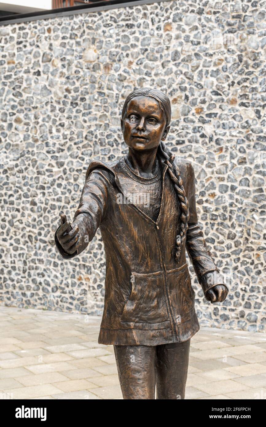 Statua di Greta Thunberg al campus della Winchester University West Downs, Hampshire, Regno Unito. Scultura dell'attivista ambientalista di Christine Charlesworth. Foto Stock