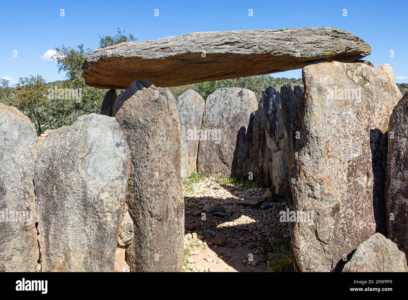 El Pozuelo complesso megalitico dolmen a Huelva, Andalusia, Spagna. Dolmen numero 8 Foto Stock