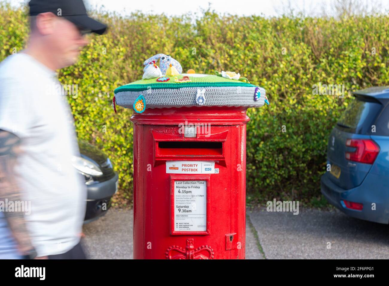 Bromsgrove, Worcs, Regno Unito. 31 Marzo 2021. Due caselle postali Royal Mail sono state improvvisamente misteriosamente decorate con graziose coperte a tema primaverile nella zona Catshill di Bromsgrove, Worcs. Le coperture graziose hanno pulcini, coniglietti e fiori che li adornano ed hanno un'etichetta calda e amichevole del messaggio fissata. Sembra che un gruppo Facebook di artigiani chochet chiamato Random atti di gentilezza crochet sono dietro il gesto. Altre caselle postali che sono state coperte allo stesso modo sono a Battersea, Lincoln e Galles. Credit: Peter Lopeman/Alamy Live News Foto Stock