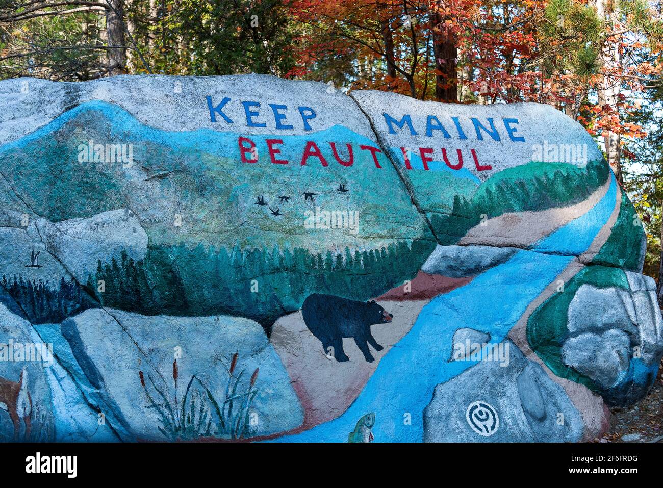 Tieni gli splendidi massi dipinti del Maine, all'ingresso del Baxter state Park, Maine Foto Stock
