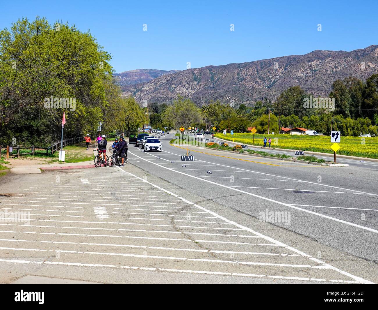 Ciclisti nella pista ciclabile, all'ingresso della riserva Ojai Meadows, sulla Maricopa Highway, autostrada 33, Ojai, California, STATI UNITI. Foto Stock