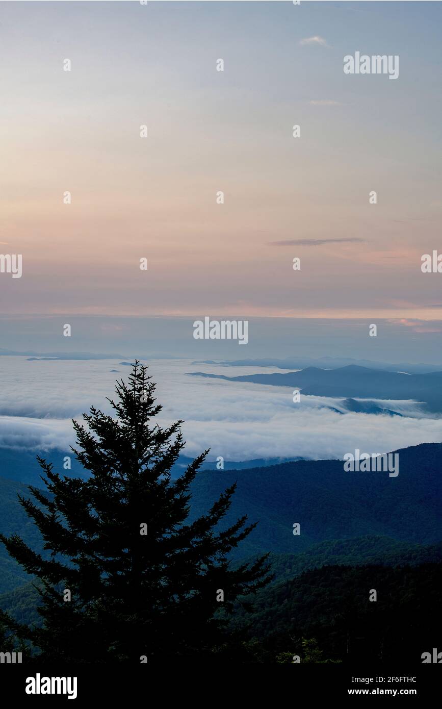 Sole che sorge su montagne piene di nuvole, Great Smoky Mountains National Park, Tennessee Foto Stock