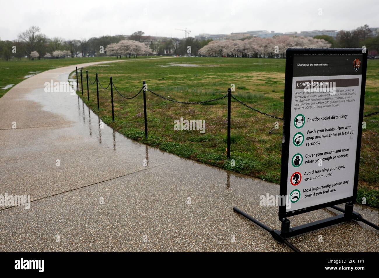 Washington, Stati Uniti. 31 Marzo 2021. Il 31 marzo 2021 a Washington, DC, si trova vicino al Washington Monument sotto la pioggia. (Foto di Yuri Grippas/Sipa USA) Credit: Sipa USA/Alamy Live News Foto Stock