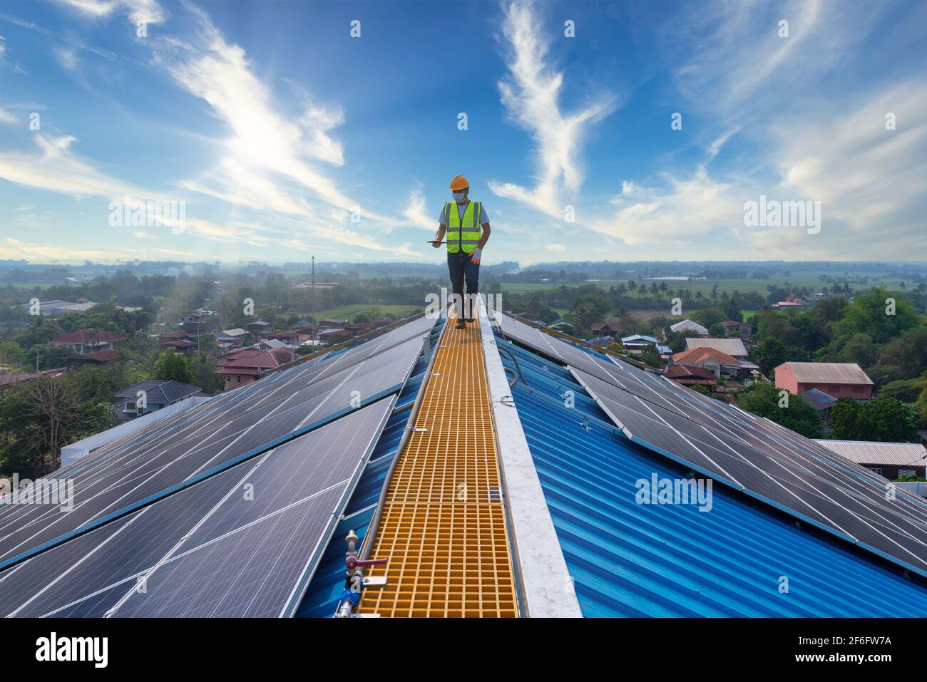 celle solari, tecnico che lavora alla centrale di energia solare sul tetto, energia solare, Foto Stock