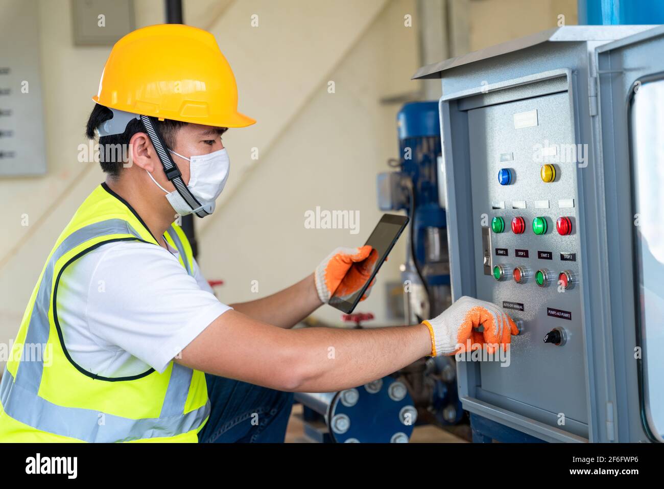 Pannello di controllo tecnico asiatico ampio del controller della pompa di sovralimentazione su impianto di acqua Foto Stock