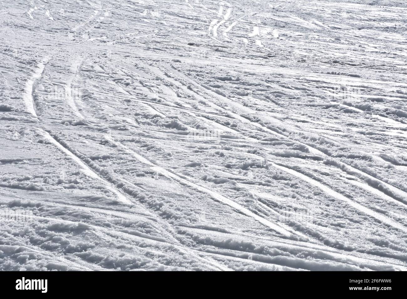 Tracce di sci nella neve Foto Stock