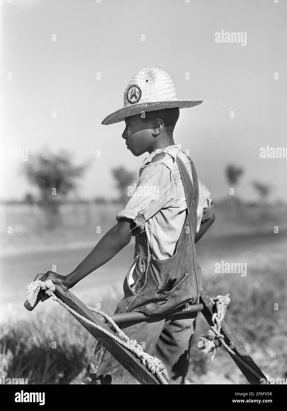 Attesa a mano durante la coltivazione del cotone a metà dell'estate, King and Anderson Plantation vicino a Clarksdale, Mississippi, USA, Marion Post Wolcott, U.S. Farm Security Administration, agosto 1940 Foto Stock