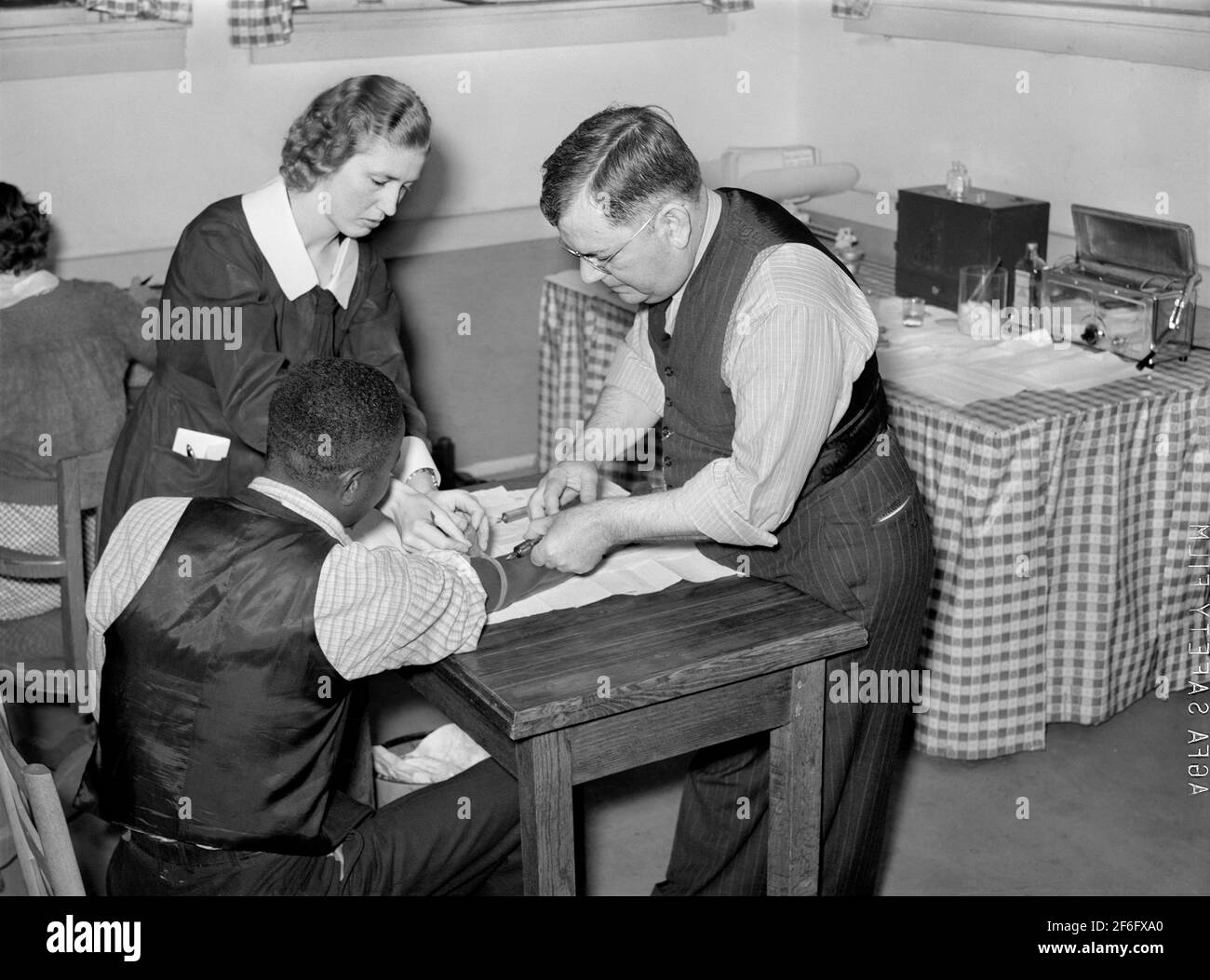 Miss Teal, infermiera e Dottore W.R. Stanley che dà il trattamento nella clinica di malattia venerea. Enterprise, Alabama, USA, Marion Post Wolcott, U.S. Farm Security Administration, aprile 1939 Foto Stock
