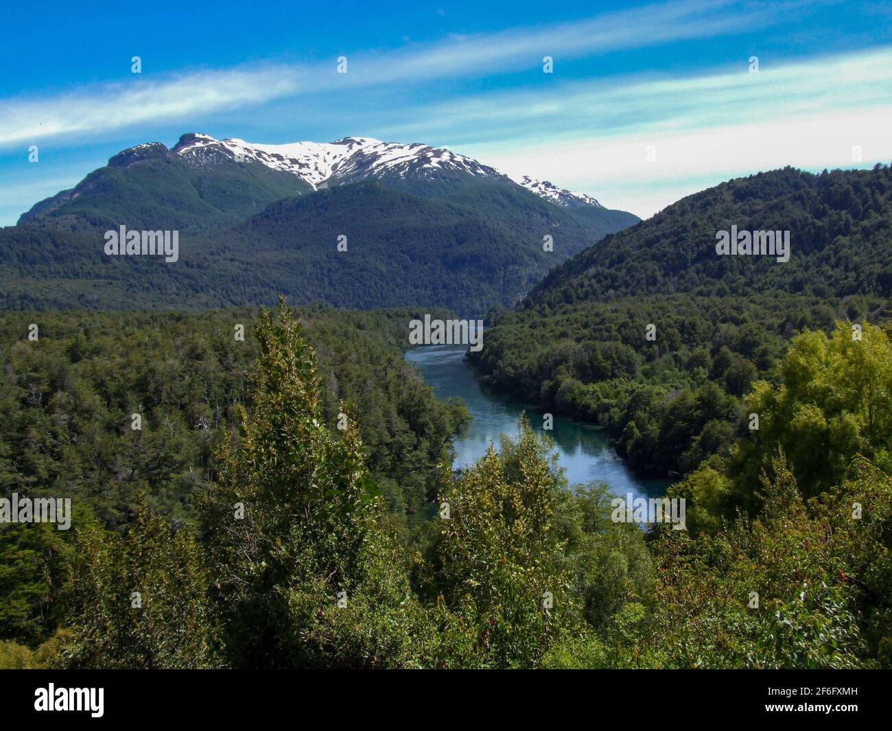 Rio Arrayanes fiume circondato da foresta naturale al parco nazionale Los Alerces, patagonia, Argentina Foto Stock