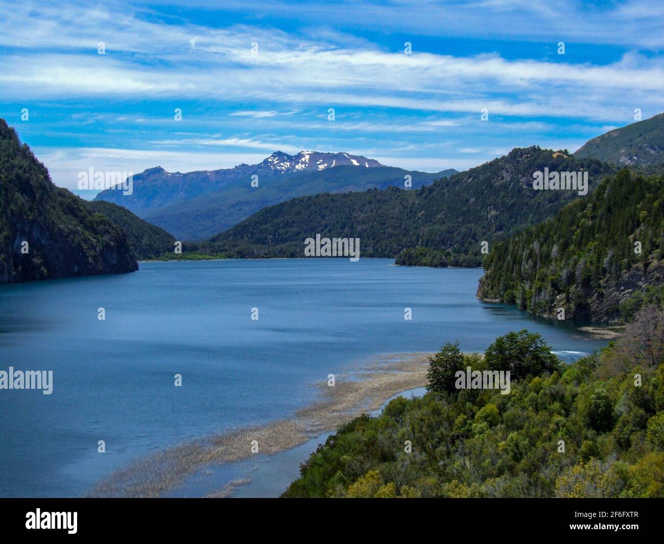 Splendida vista sul lago verde nel parco nazionale Los Alerces di patagonia, in Argentina Foto Stock