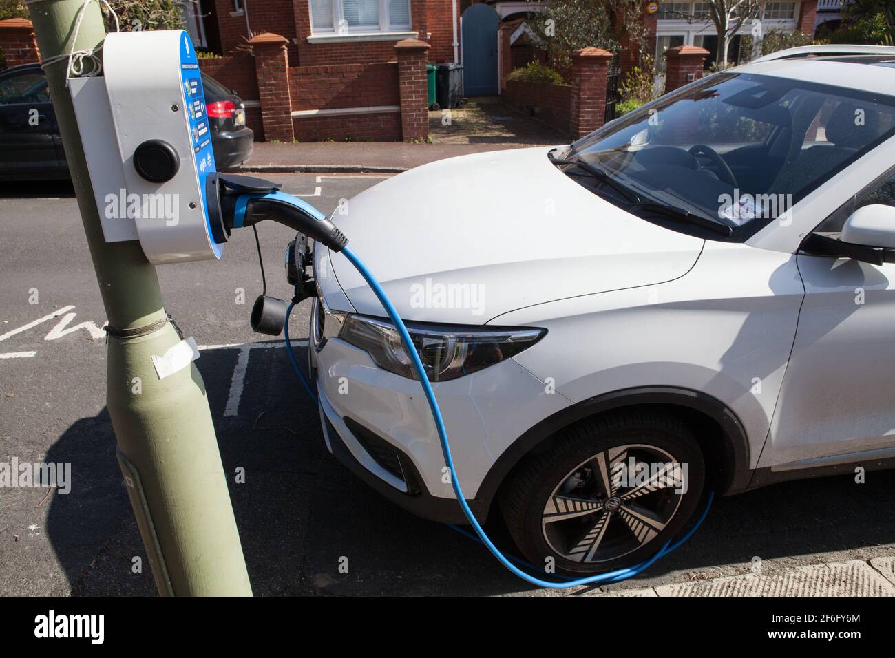 Auto elettrica presso un punto di ricarica a Brighton, East Sussex, Regno Unito Foto Stock