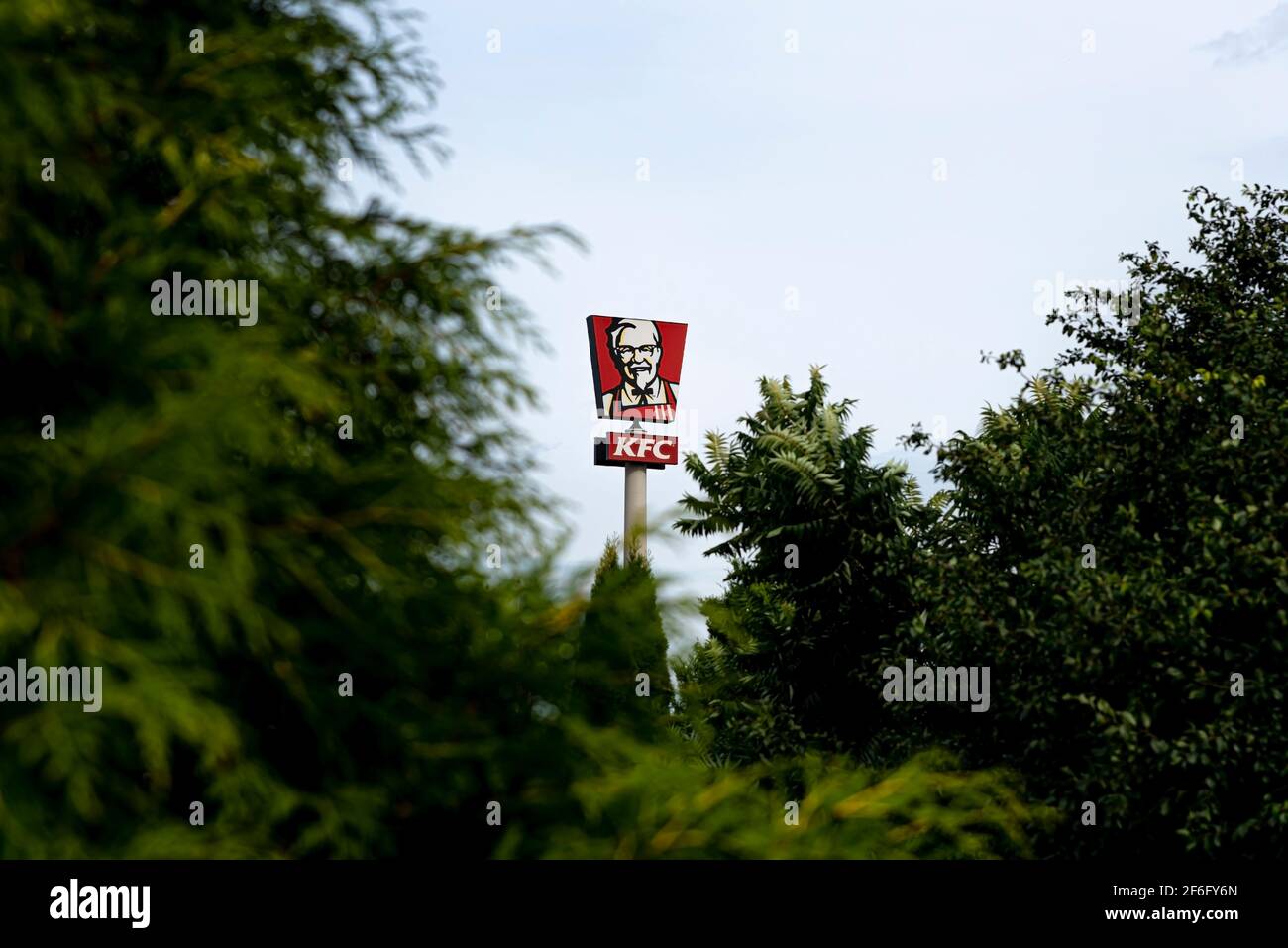 Varsavia, Polonia, Settembre 2020: Logo KFC su cartello pubblicitario contro il cielo blu. KFC è una catena di fast food americani Foto Stock