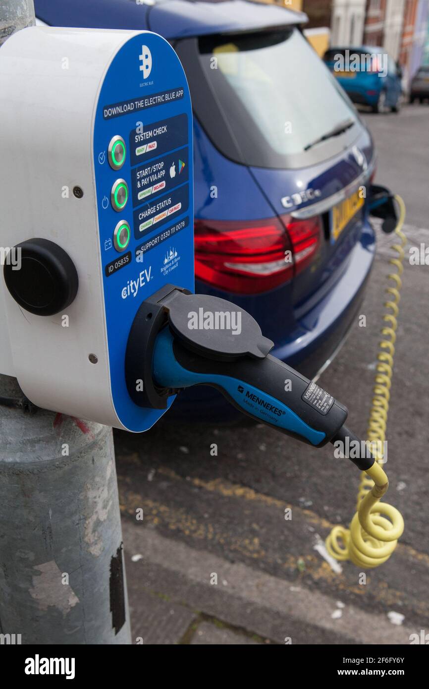 Auto elettrica presso un punto di ricarica a Brighton, East Sussex, Regno Unito Foto Stock