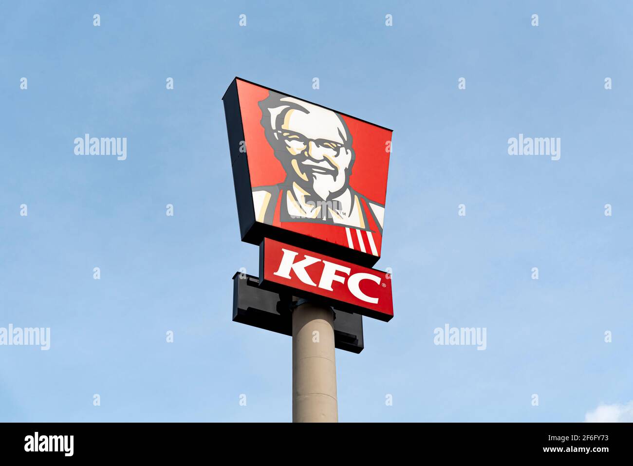 Varsavia, Polonia, Settembre 2020: Logo KFC su cartello pubblicitario contro il cielo blu. KFC è una catena di fast food americani Foto Stock