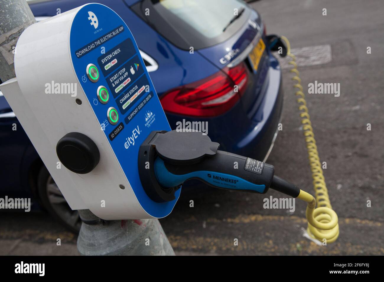 Auto elettrica presso un punto di ricarica a Brighton, East Sussex, Regno Unito Foto Stock