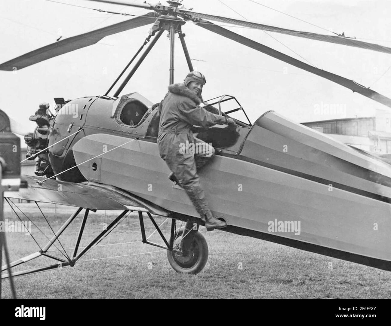 AMELIA EARHART (1897-1937) il pioniere dell'aviazione americana si è schierato a bordo di un autogiro Pitcairn PCA-2 presso il campo d'aviazione di 190 acri dell'azienda in Pennsylvania l'8 aprile 1931. Nel secondo di due tentativi creò un record di altezza allora mondiale per un autogiro di 18,415 piedi. Foto Stock