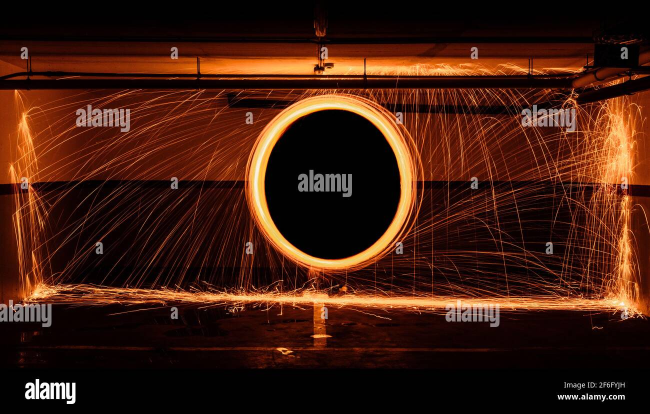 Steelwool foto con movimento circolare luce su garage vuoto somigliante un buco nero Foto Stock