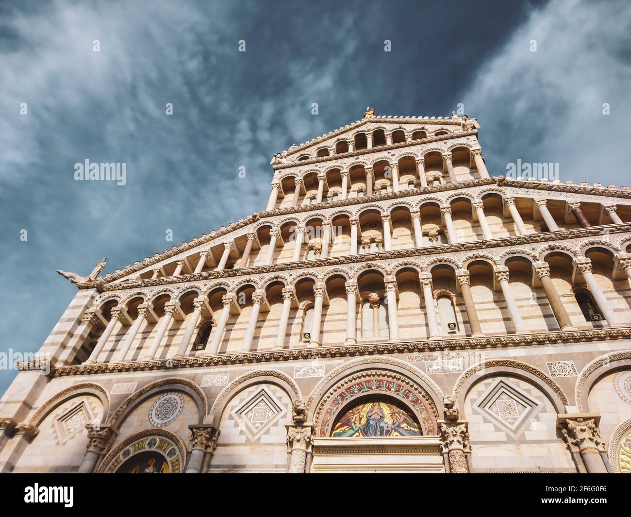 Cattedrale di Pisa chiude la vista della grande facciata di ingresso della cattedrale a strisce di marmo su sfondo blu del cielo. Viaggi in Italia, luoghi famosi. Colore classificato Foto Stock Cattedrale di Pisa chiude la vista della grande facciata di ingresso della cattedrale a strisce di marmo su sfondo blu del cielo. Viaggi in Italia, luoghi famosi. Colore classificato Foto Stock