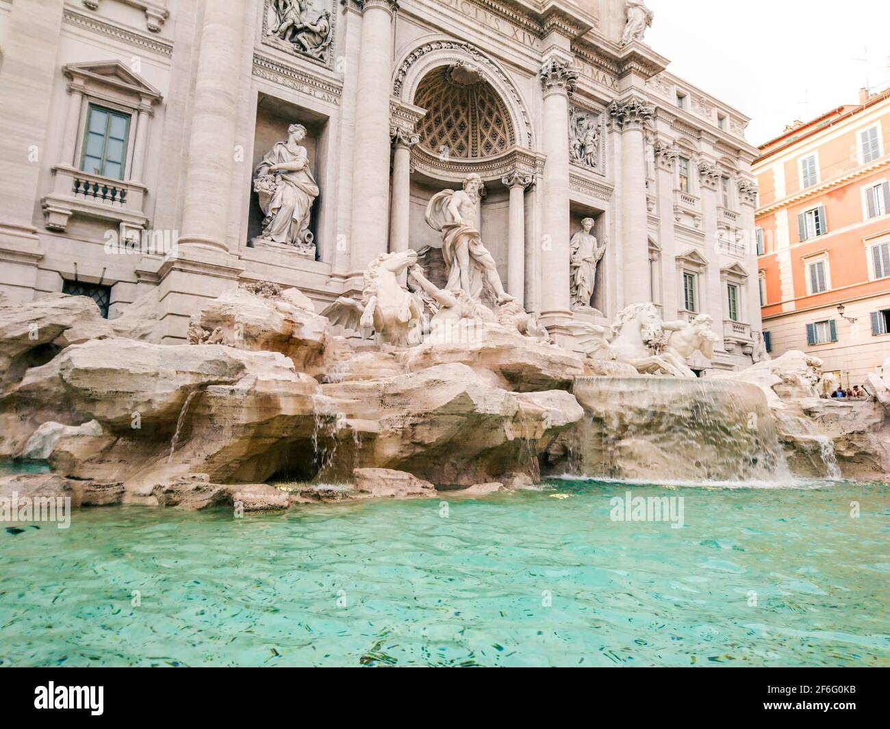 Fontana di Trevi che scorre acque azzurre vista ravvicinata. Acquedotto in marmo rocco fontana, di Nicola Salvi. Viaggi siti d'Italia Foto Stock