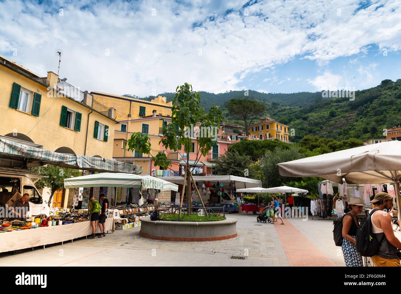 Monterosso, Liguria, Italia. Giugno 2020. Il mercato si svolge nella piazza del centro storico del paese: La gente è vicino alle bancarelle per fare shopping. Foto Stock