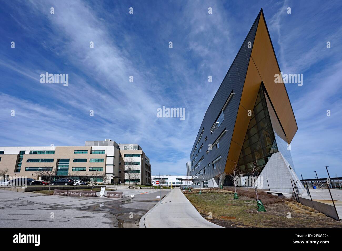 Toronto, Canada - 30 marzo 2021: Il campus dell'Humber College di Toronto ha alcuni edifici con un'architettura strickingly moderna. Foto Stock