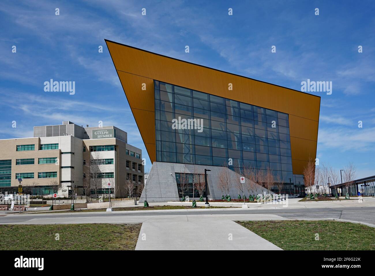 Toronto, Canada - 30 marzo 2021: Il campus dell'Humber College di Toronto ha alcuni edifici con un'architettura strickingly moderna. Foto Stock