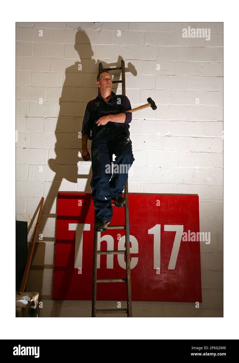 Bill Drummond (ex membro KLF e ora artista su larga scala) Nel suo magazzino/studio in Norwichphotografia di David Sandison The Independent Foto Stock
