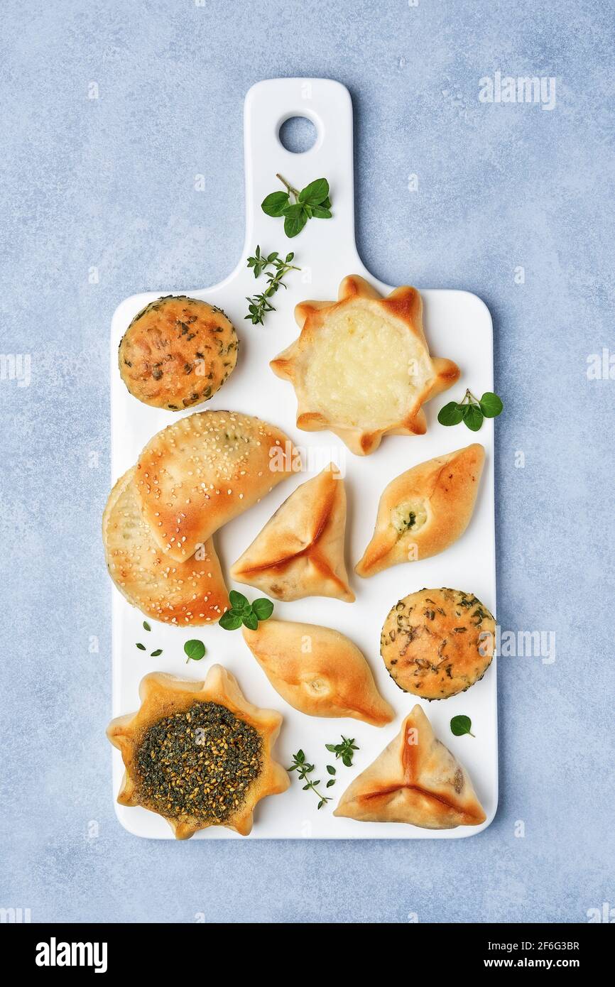 Pasticceria, fatayer o samosa, manaqeesh con zaatar e formaggio. Pasticceria assortita con spinaci e patate. Vista dall'alto Foto Stock