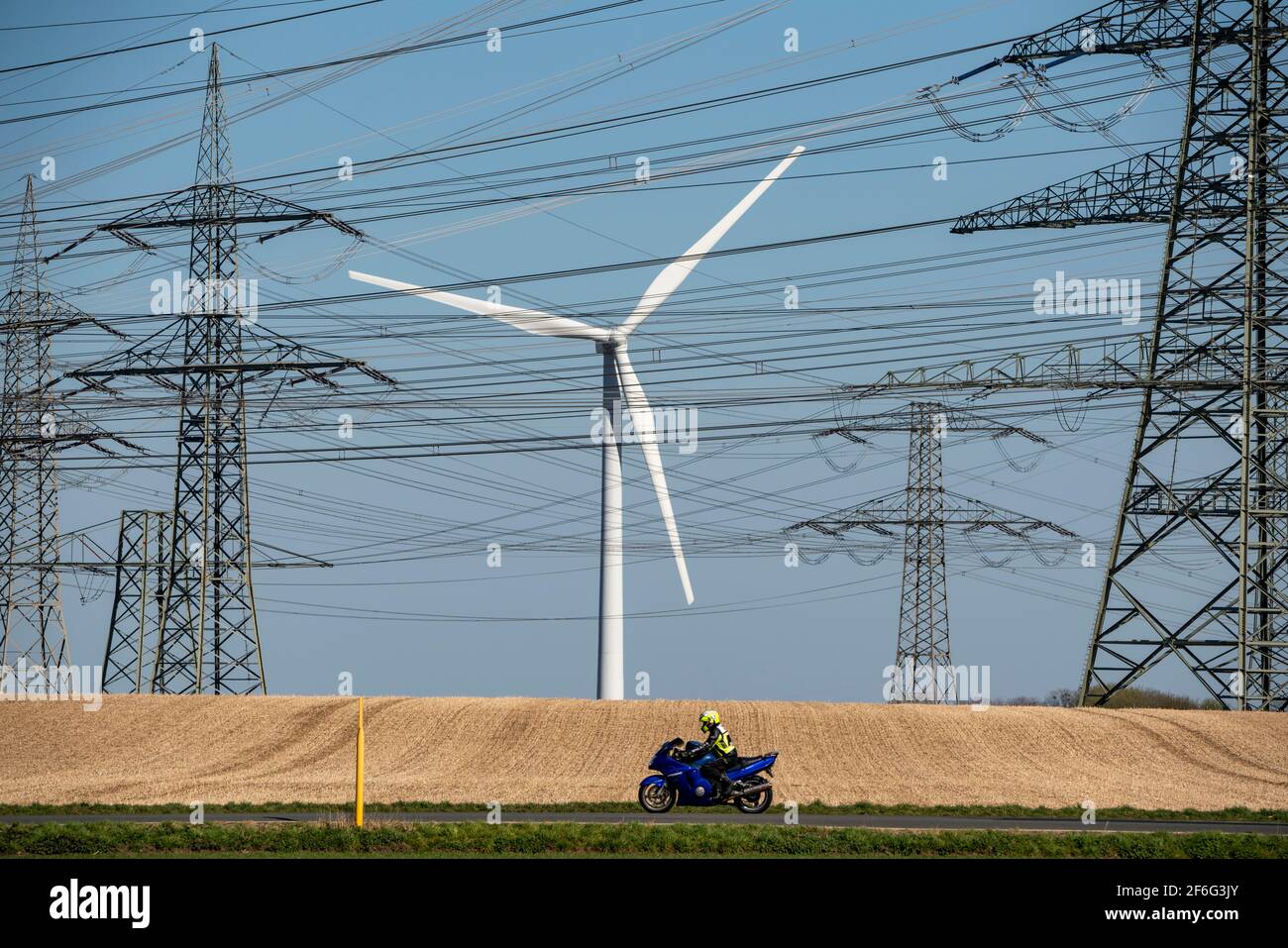 Parte di un percorso di linea, 380 KV di linea ad altissima tensione, turbina eolica, vicino a Hüchelhoven, distretto di Bergheim, Rhein-Kreis-Neuss, NRW, Germania, Foto Stock