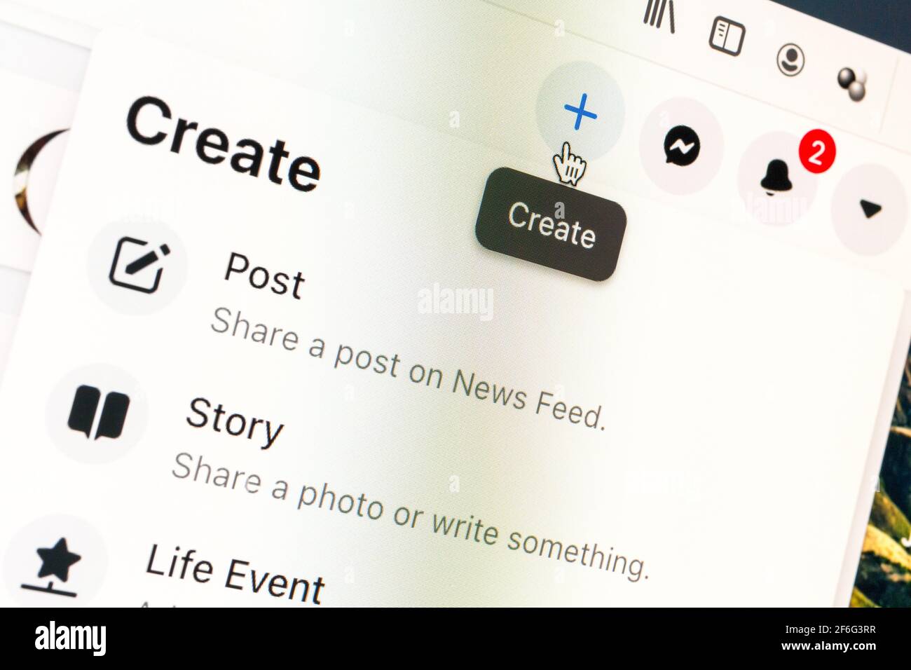 Sito Web dei social media di Facebook, cursore sul pulsante Crea "più" sulla schermata di macOS in 2021 Foto Stock