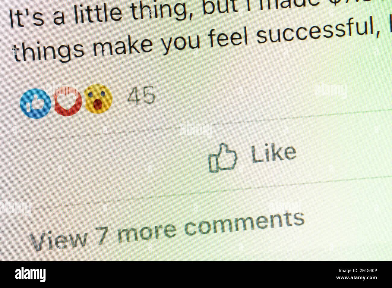 I social media di Facebook come Button e le icone Love-Like-Wow sotto a. Pubblica sulla schermata macOS in 2021 Foto Stock