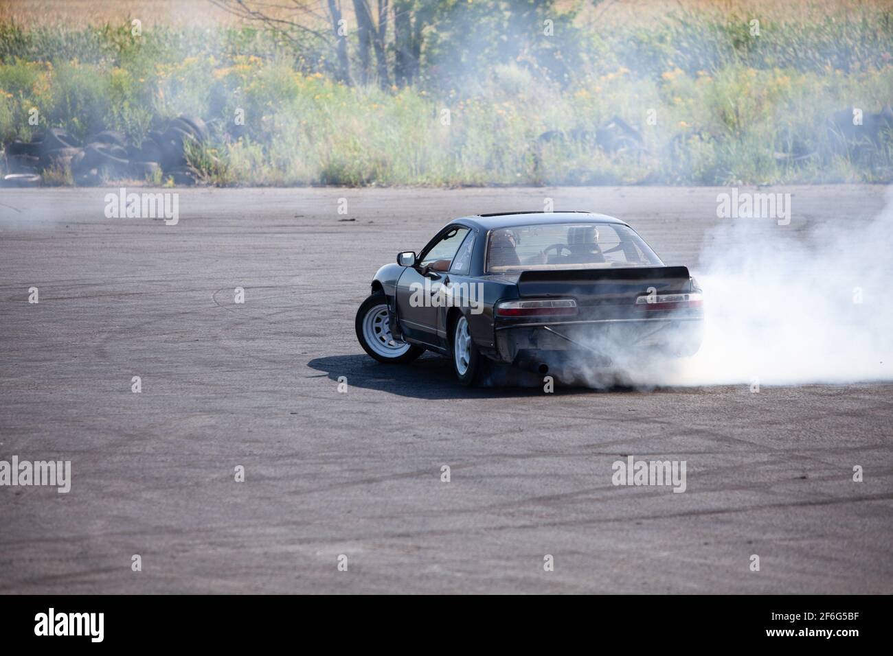 Drifting con un'auto giapponese nera a Naperville Dragway, Quebec, canada Foto Stock