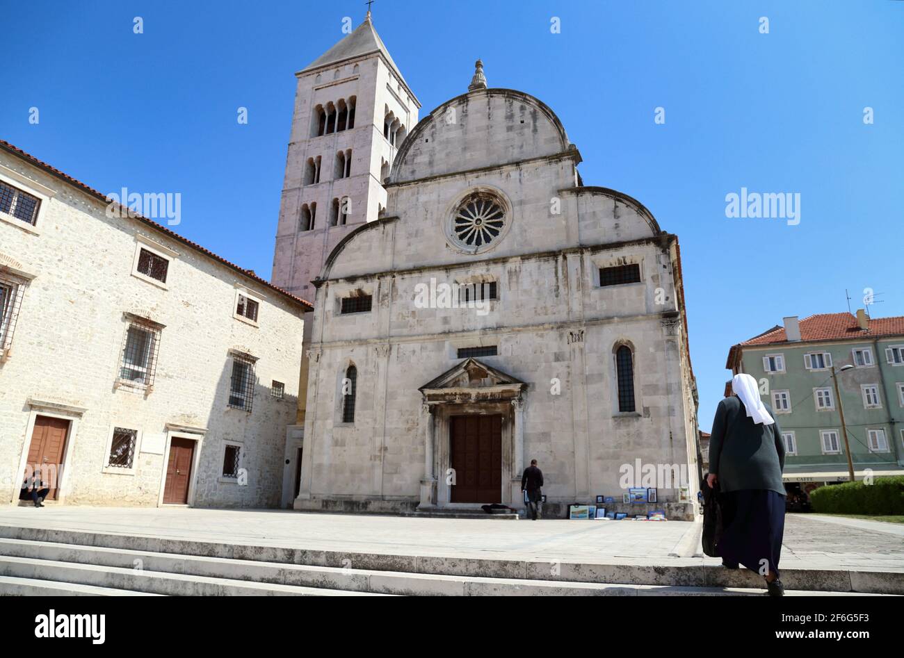 Nun camminando verso la Chiesa di Santa Maria, un monastero benedettino a Zara, in Croazia, fondata nel 1066 Foto Stock