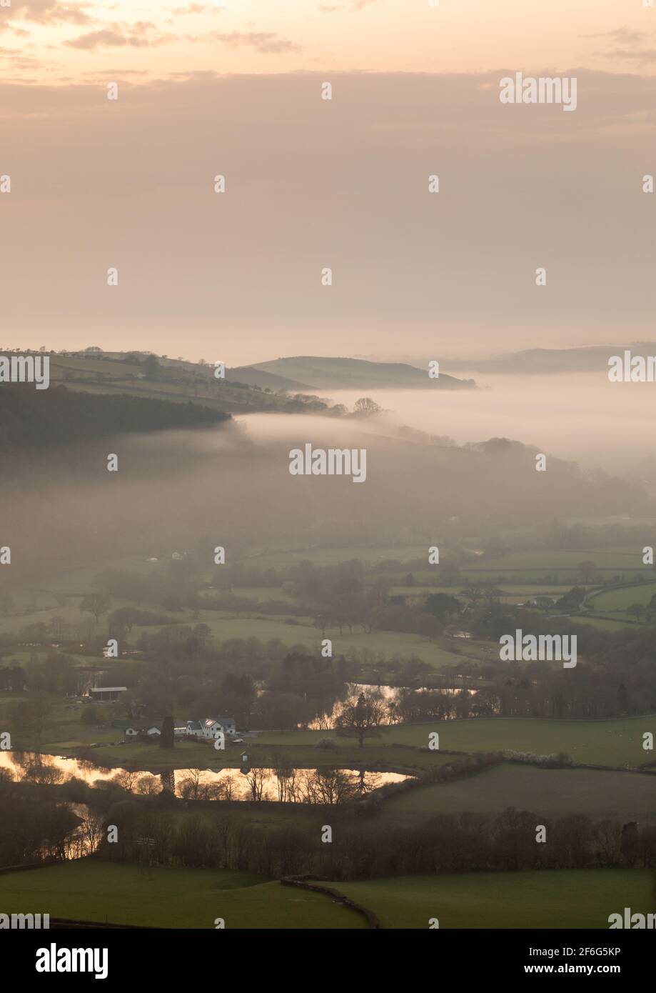 Aberystwyth, Ceredigion, Galles, Regno Unito. 31 marzo 2021 UK Meteo: Dopo una calda giornata di sole, la nebbia marina sorge dalla costa di Aberystwyth, che si diffonde nella valle del Rheidol mentre il sole tramonta dietro una nuvola bassa. © Ian Jones/Alamy Live News Foto Stock