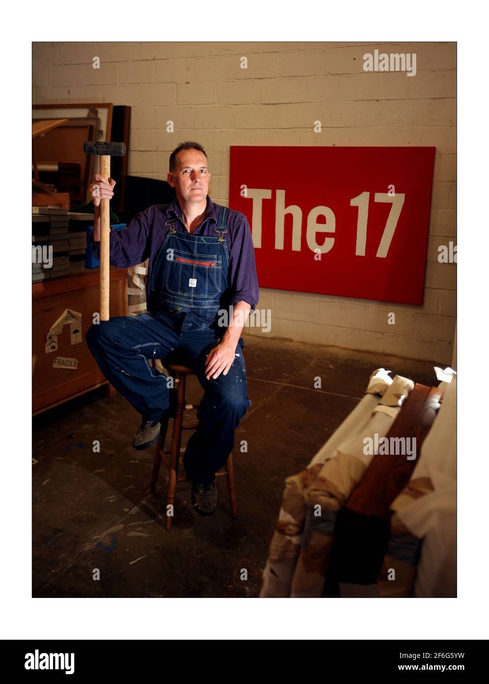 Bill Drummond (ex membro KLF e ora artista su larga scala) Nel suo magazzino/studio in Norwichphotografia di David Sandison The Independent Foto Stock